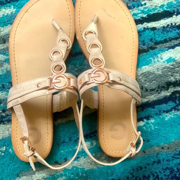 They are sandals from by guess - Picture 3 of 3